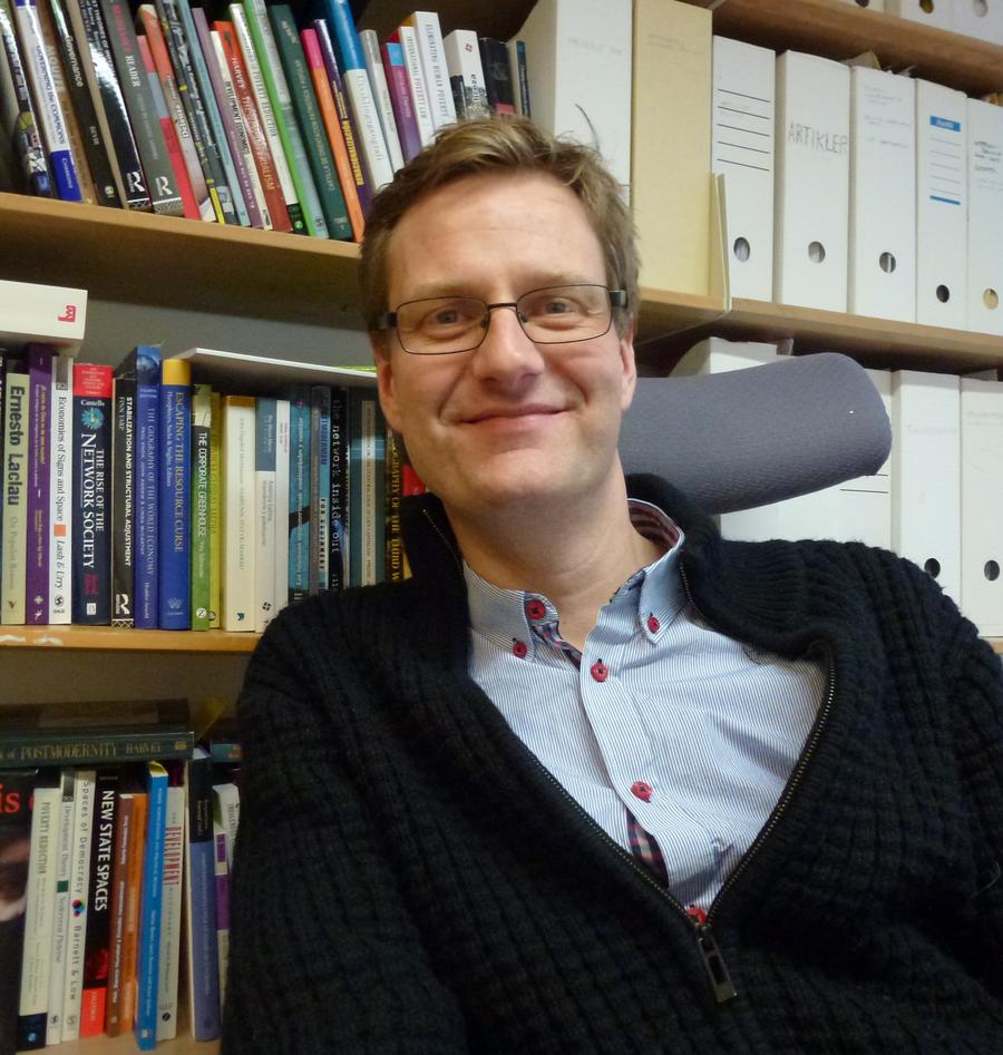 Håvard Haarstad, postdoktor ved Institutt for geografi, er redaktør for ny...