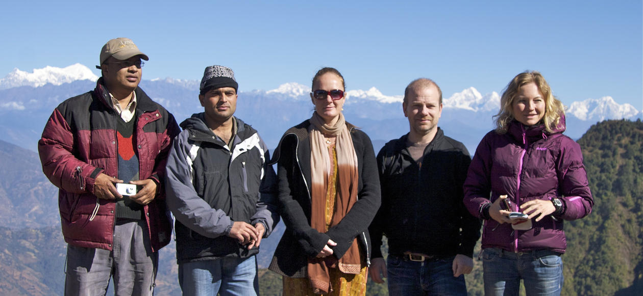 HIMALINES: Nepalesiske og bergenske samarbeidspartnarar på utflukt. Her på...