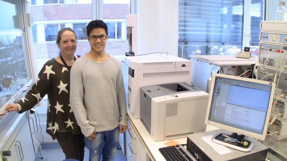 Long Giang Nguyen (right)  and Hanne Wellendorf at NIOM