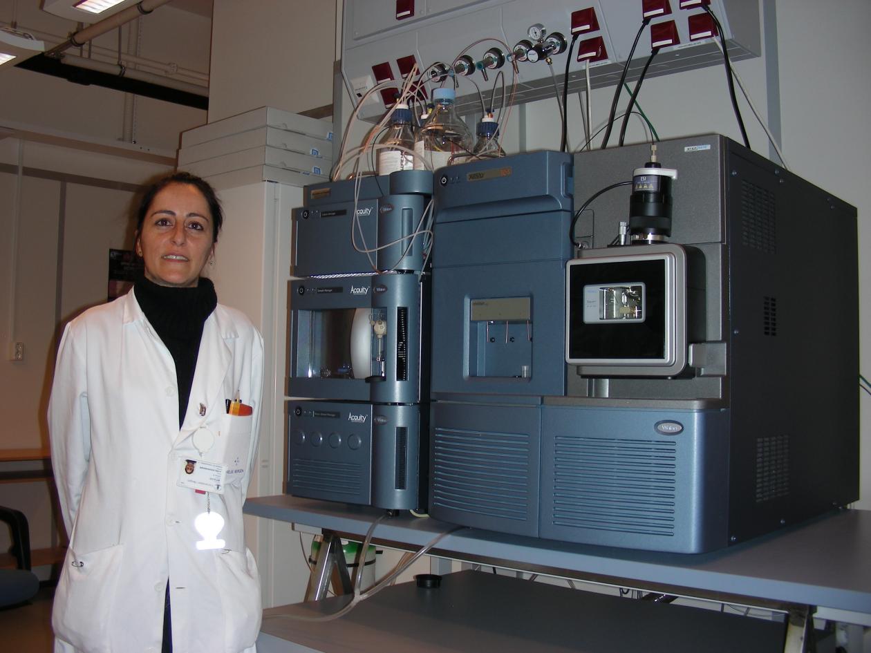 Avdelingsingeniør PhD Ersilia Bifulco med ett av kjernefasilitetens LC-MS/MS...