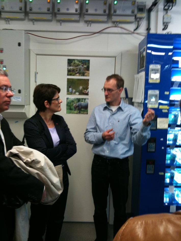 Minister of Fisheries and Coastal Affairs Lisbeth Berg-Hansen in the guppy lab