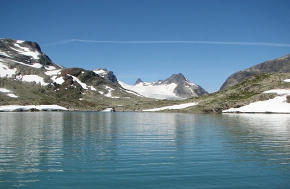 Mjølkedalsbreen og et av Mjølkedalsvannene.