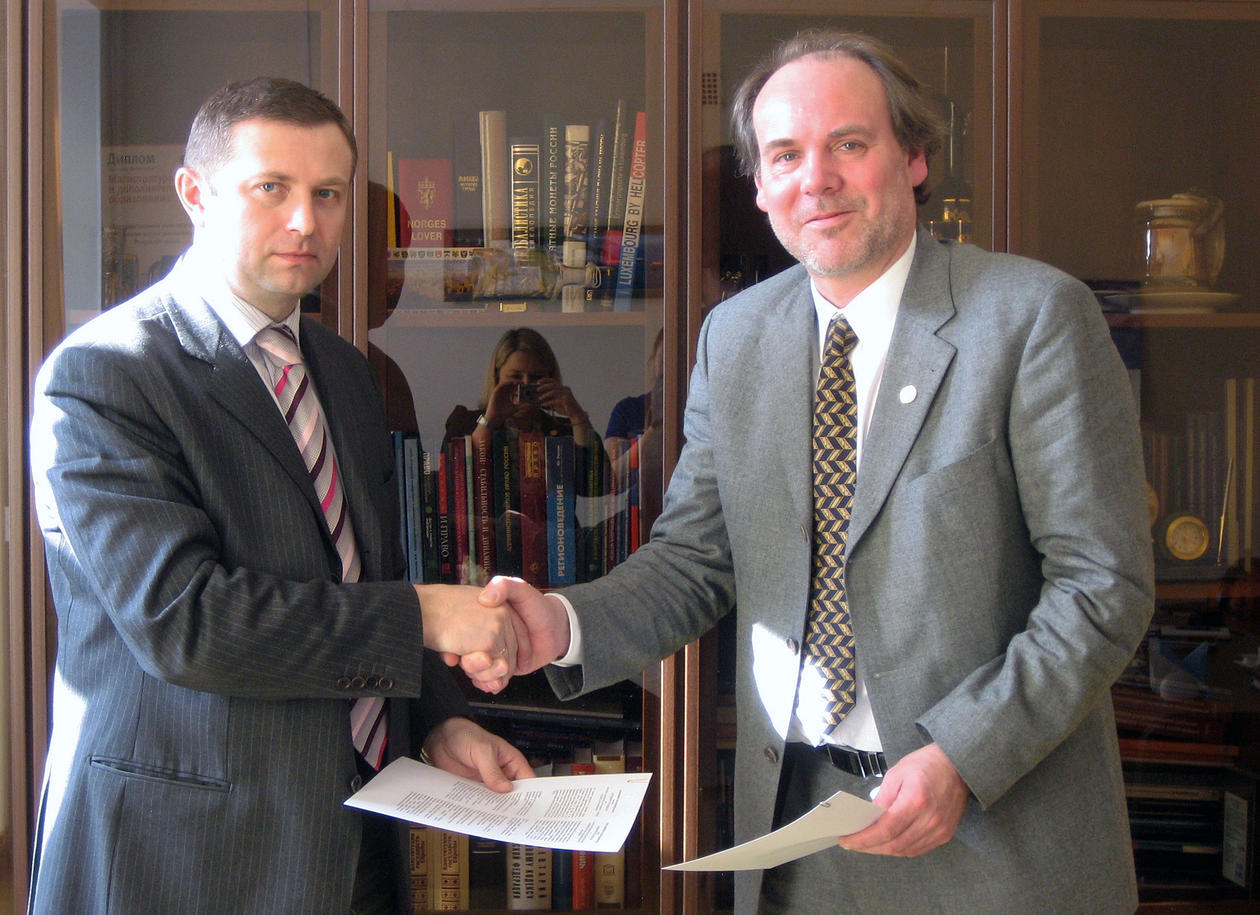 SIGNED AGREEMENT: Dean Evgeny Salygin and dean Asbjørn Strandbakken have signed the Memorandum of Understanding between the two law faculties at NRU-HSE and UiB. SIGNED AGREEMENT: Dean Evgeny Salygin and dean Asbjørn Strandbakken have...