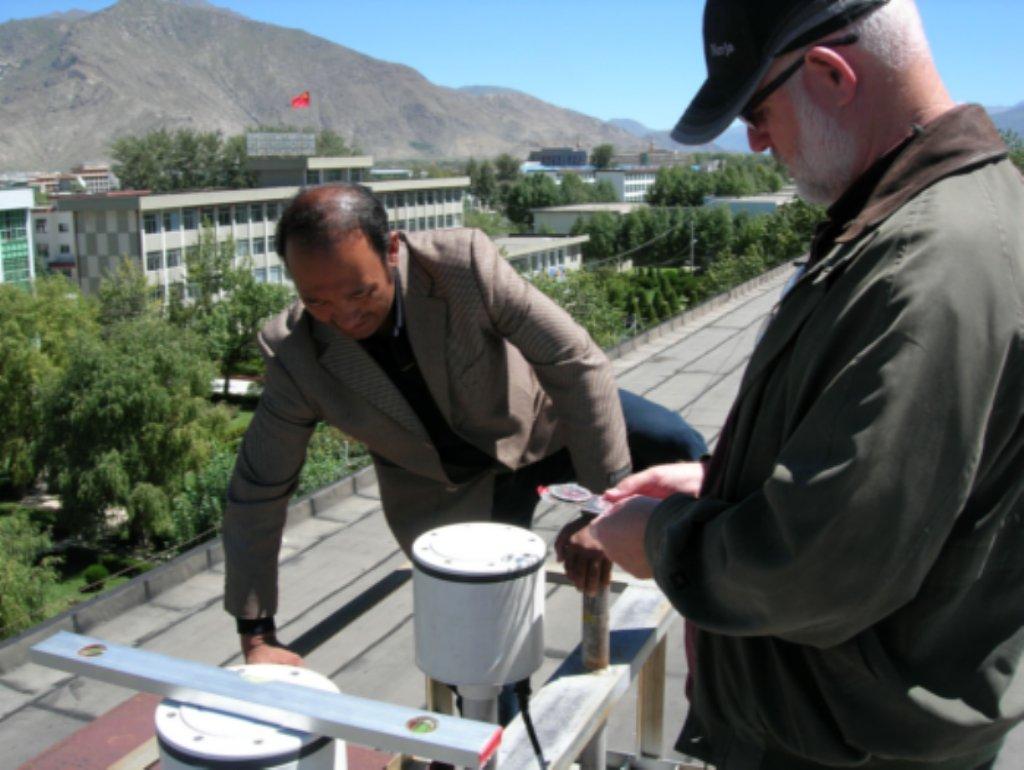 Norsang og Jakob kalibrerer UV-meteret i Lhasa, Tibet.
