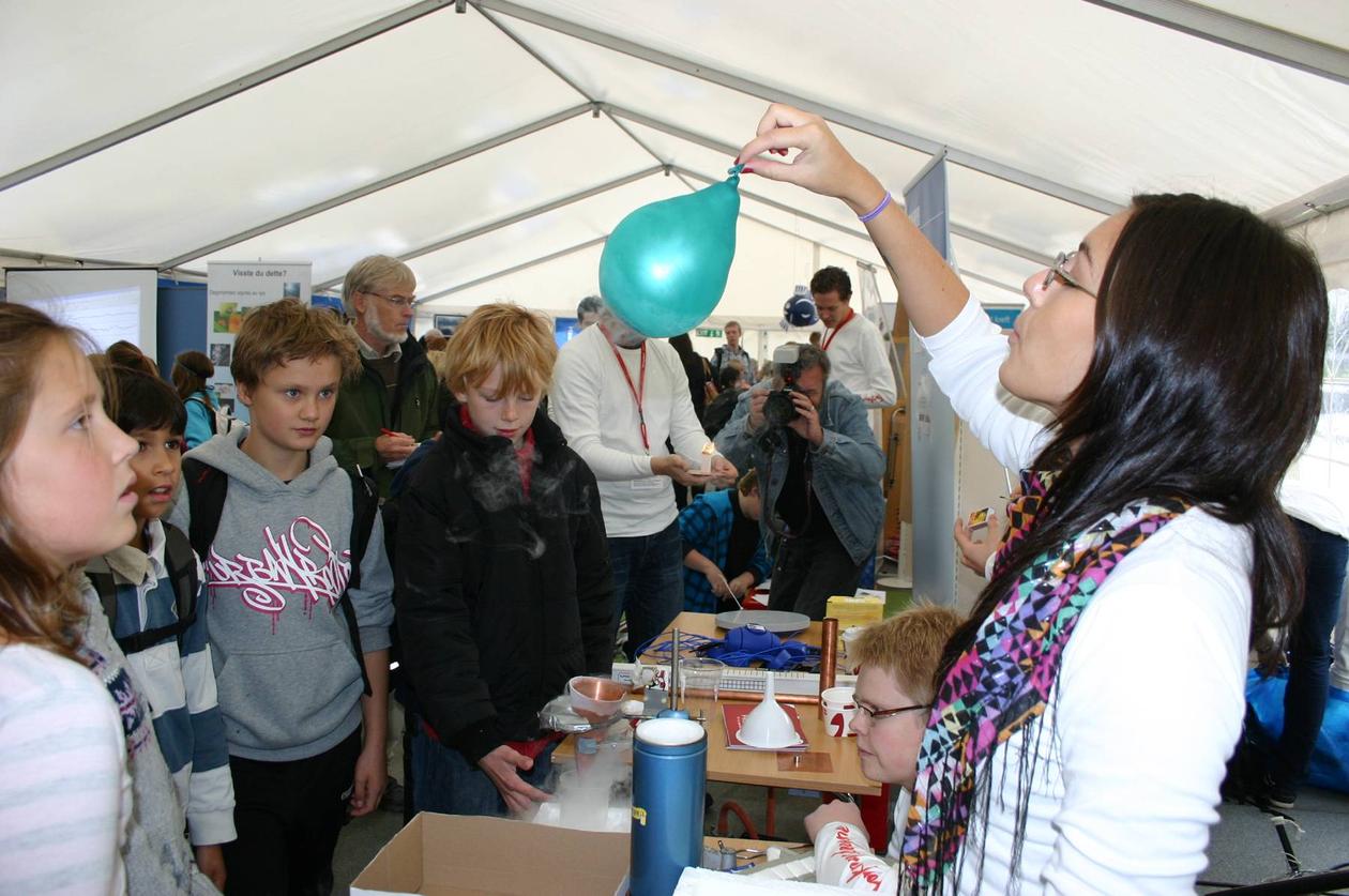 Selda Ekiz demonsterer hva som skjer når en ballong med ekstremt kald luft...
