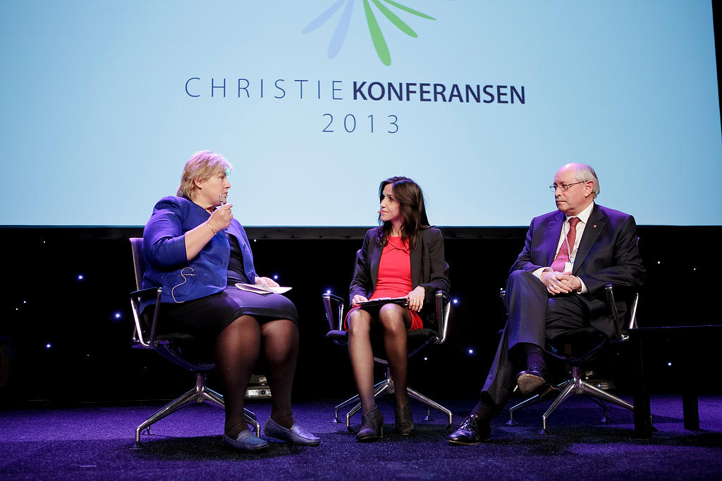 Erna Solberg og Martin Kolberg diskuterte fremtidsutfordringer. Konferansier...