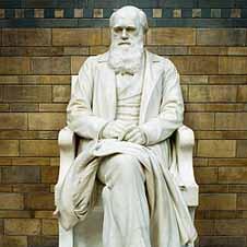 Charles R. Darwin fyller 200 år i dag. Her foreviget i marmor utenfor Natural...