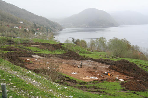 1. Oversikt over utgravningsområdet på Sæla. Felt 1 i forgrunnen med felt 2 og 3 lenger bak i bildet. 1. Oversikt over utgravningsområdet på Sæla. Felt 1 i forgrunnen med felt 2...