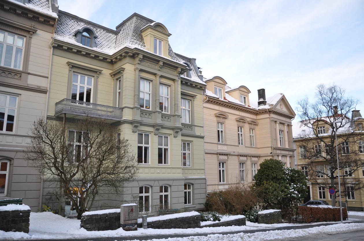 Institutt for sammenliknende politikk Institutt for sammenliknende politikk