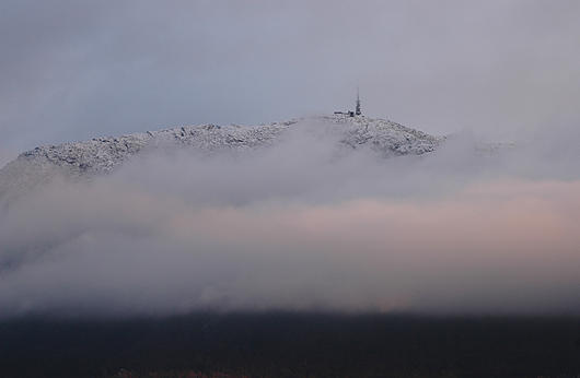 Lave skyer over Bergen en vinterdag