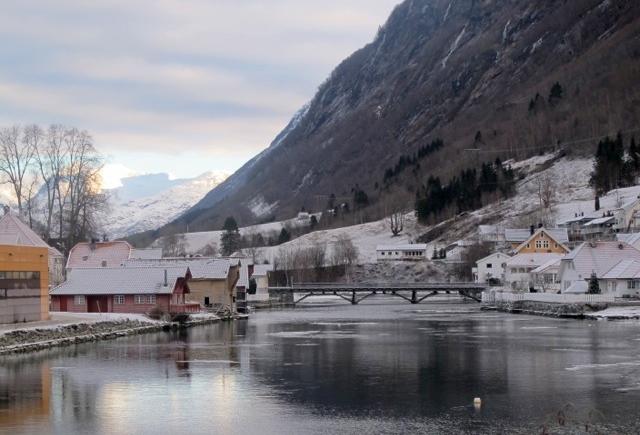 Fagre Stryn ein vinterdag, med utsikt over Strynselva og fjellet Skåla i...