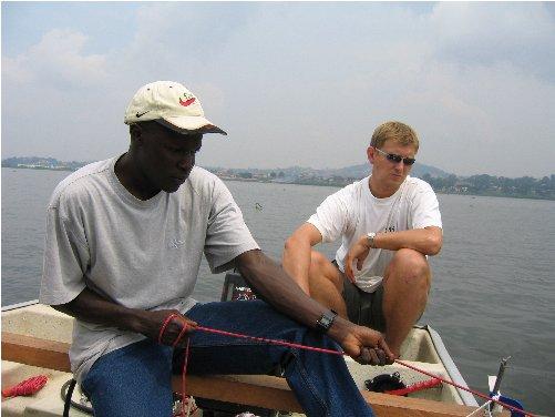 Taddeo og Øyvind gjør feltarbeid på Viktoriasjøen, Uganda.