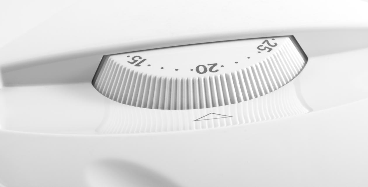 Bildet viser en elektrisk ovn med bryter.