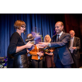 Statssekretær Knut Olav Åmås deler ut prisen til forskar Marta Ebbing.