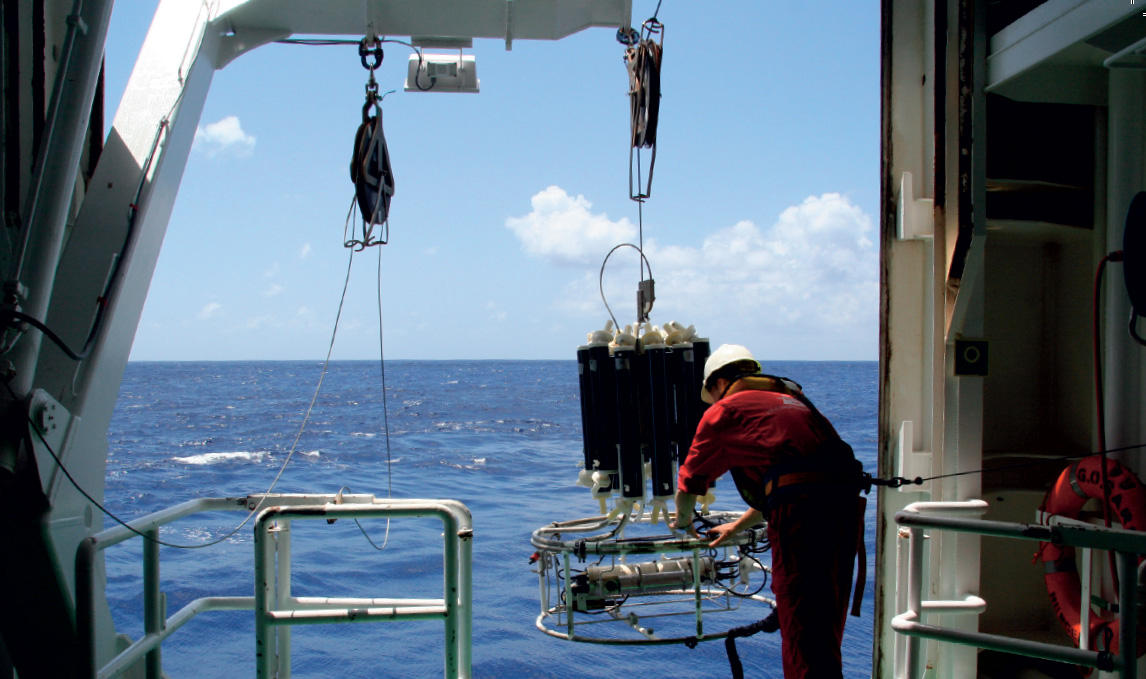 Forskerne henter sedimentkjerner fra havbunnen i tropene for å knytte den...