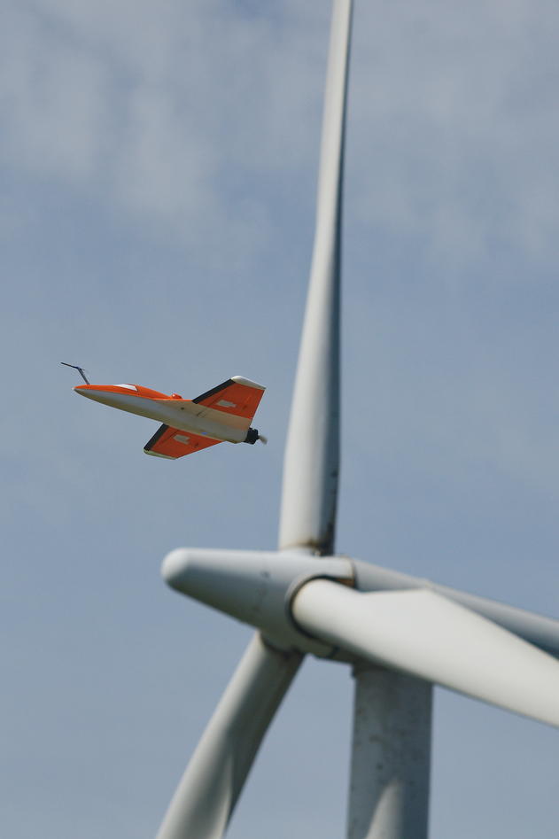 Et ubemannet obsrvasjonsfly foretar målinger ved  vindmølleparken Nøjsomhed...