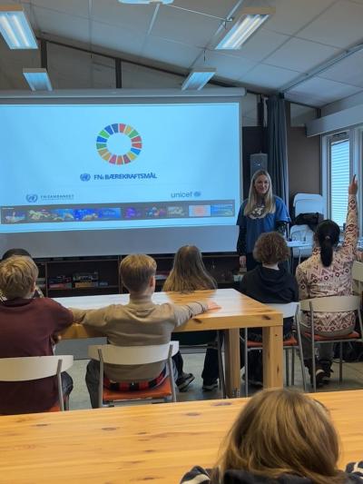 Silje snakker til en skoleklasse