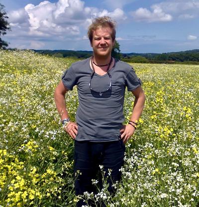 MARINBIOLOG I BLOMSTERENG: Bryan Wilson – for anledningen langt fra det kalde nord – er fascinert over samspillet mellom lys og mørke i polare havområder. (Foto: Privat)