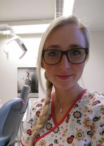 Tannpleier Christina T. Solberg ved tannlegestolen