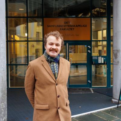 Thomas Helland-Hansen framfor SV-fakultetet ved Universitetet i Bergen