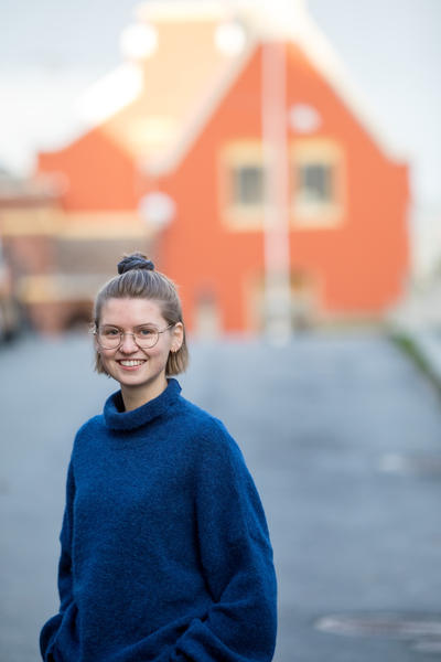 – Bergen er en lett by å bli kjent med som ny student. Det er mye som skjer både på jussfakultetet og i byen. Samtidig er fjellene lett tilgjengelige, hvis du ønsker en pause fra byen, sier jusstudent Marit Ellingsen Tjelmeland (22).