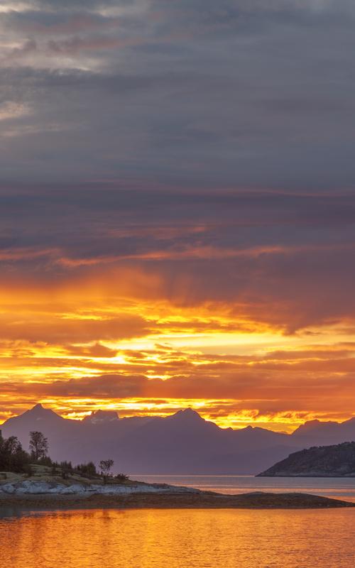 Midnattssol kan være et praktfullt skue – som her fra Altafjorden – men for verdens mest tallrike fiskeslag skaper lyset en barriere mot etablering i nord