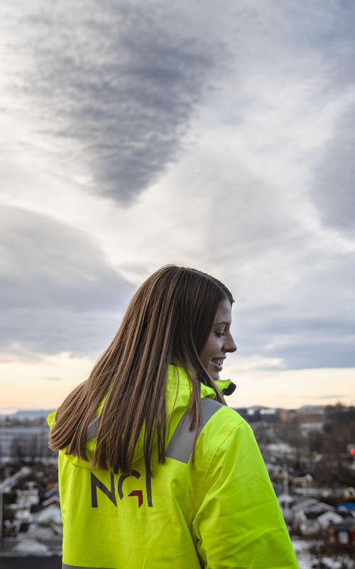 Heidi ser ut over Oslo