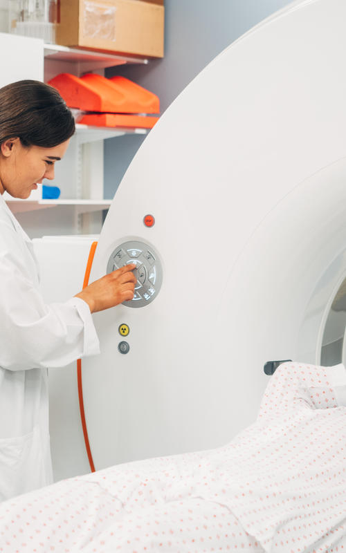 Karolina simulerer hvordan de utfører bildediagnostikk i PET/CT-scan på pasienter ved senter for nukleærmedisin/PET ved Haukeland Universitetssjukehus