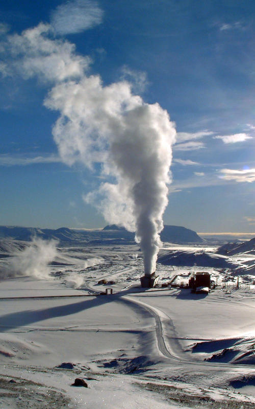 Noen steder – som her på Kraftla på Island – er jordvarmen ganske lett tilgjengelig. Andre steder må man flere kilometer ned i grunnen for å hente opp det som kalles dyp geotermisk energi.