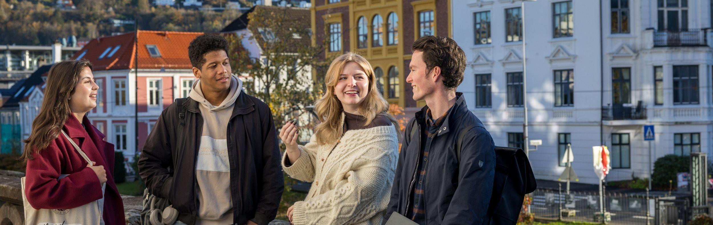 Illustrasjonsbilde: Studenter i solen