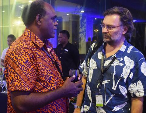 Edvard Hviding (til høyre) i samtale med fiskeriminister John Maneniaru fra Salomonøyene, på et toppmøte i Fiji for Stillehavets statsledere – også en arena for antropologisk feltarbeid om hav- og klimadiplomati.