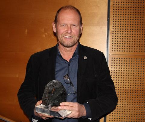 Rolf Birger Pedersen med 2016 prisen foran seg som han vant under nordisk vinterkonferansen i Finland