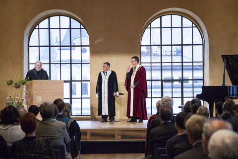 AWARD CEREMONY: Author Jon Fosse says he is greatful for the honorary degree. - Now I am not just a slob, I am also a doctor, he says. 