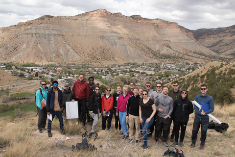Gruppebilde fra Utah med fjellene i bakgrunnen