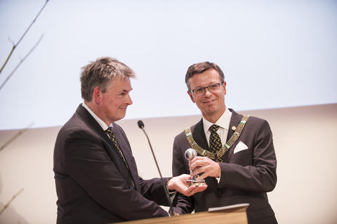 State Secretary Bjørn Haugstad (left) hands the key to the hall to Dag Rune Olsen, rector of the University of Bergen.