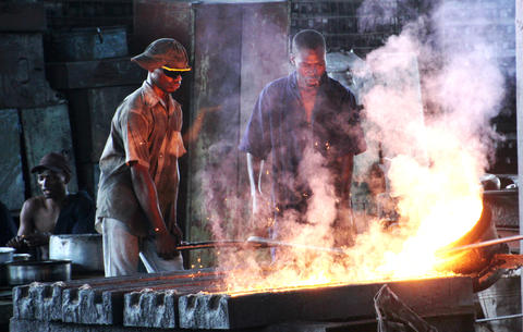 These workers at the smelting plant in Tanzania are the future of the country. In spite of that they are working in life-threatening conditions. Two weeks before UiB visited one of their coworkers died. 