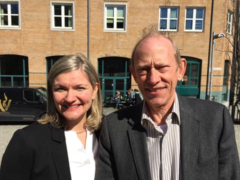 Professorene Jan Erik Askildsen og Ragnhild Louise Muriaas stiller som henholdsvis dekan og prodekan ved SV-fakultetet. Foto tatt utenfor fakultetsbygningen april 2017.