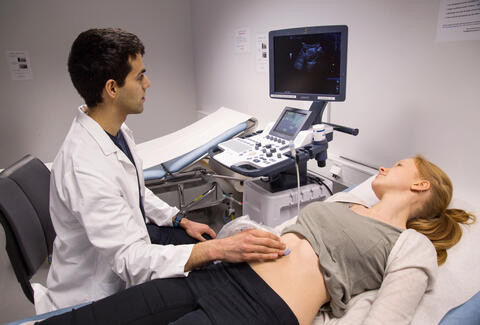Medisinstudent øver på ultralyd