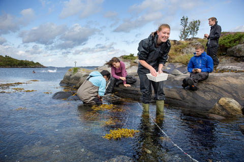 Biologistudenter fra bioCEED-prosjektet på Lygra, nord for Bergen.