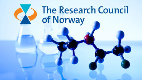 molekylmodeller på et bord og logo til Norges forskningsråd
