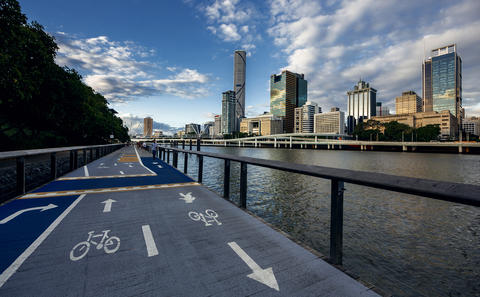 Foto av skyline og veg ved Brisbane Australia