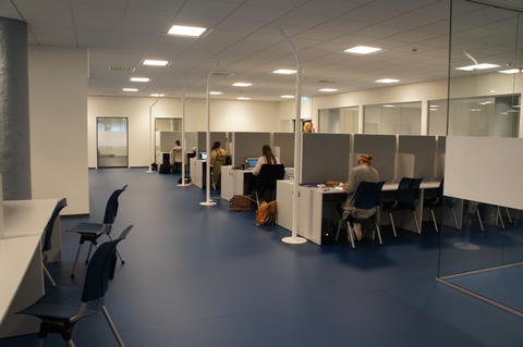 Large reading room with several work stations at The Faculty of Psychology