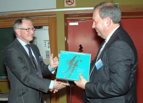 Arvid Hallén, the Director General of the Research Council of Norway, hands over the proof of the status as a Centre of Excellence to Lars A. Akslen, the Director and driving force behind CCBIO.