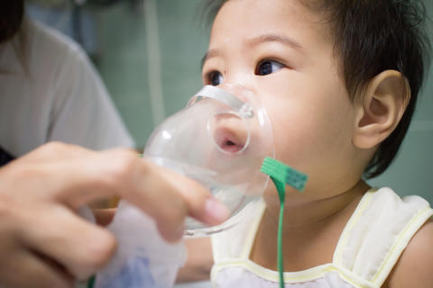 Foto av baby med nebulisator, brukt som illustrasjonsfoto til sak om astma, allergier og infeksjoner.