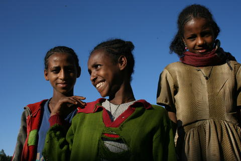 Illustration photo of three young African women, used to illustrate article about University of Bergen's collaboration with African universities.