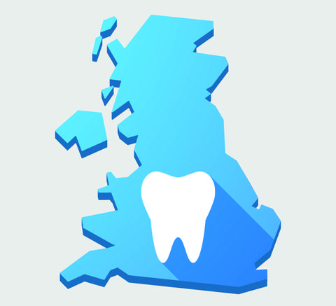 Omriss av Storbritannia i blått med ei kvit tann over