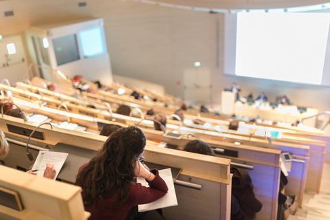 Student på forelesning set fra baksiden