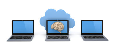 tre laptoper, den midterste har et bilde av en hjerne på skjermen og en sky bak.
