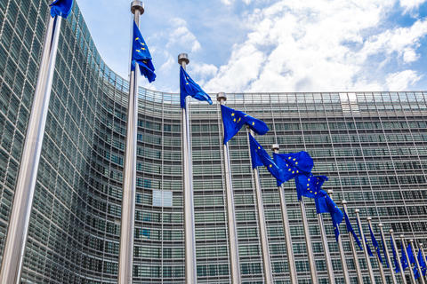EU-flagg vaier i vinden i EU-kvartalet i Brussel