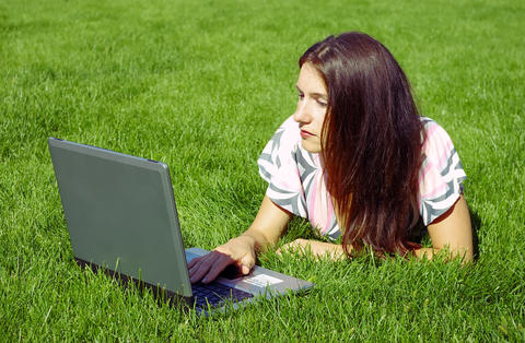 Student med PC i graset